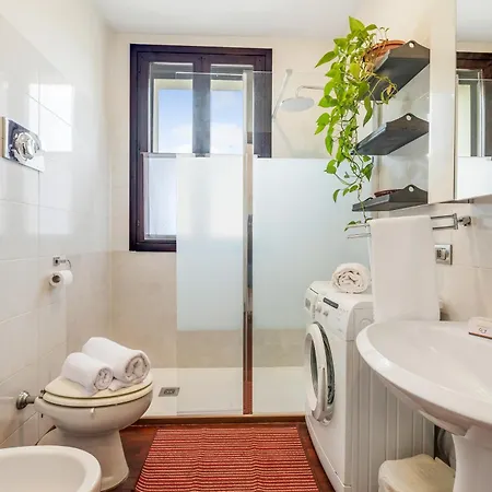 شقة Angera Relax & Pool - Lake Maggiore Retreat - Happy Rentals أنغيرا